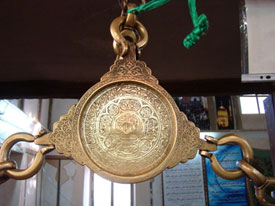 بررسی پنجره‌ی گچبری متعلق به بنای امامزادگان درب امام