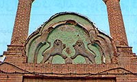  بر درگاه پیر همدان